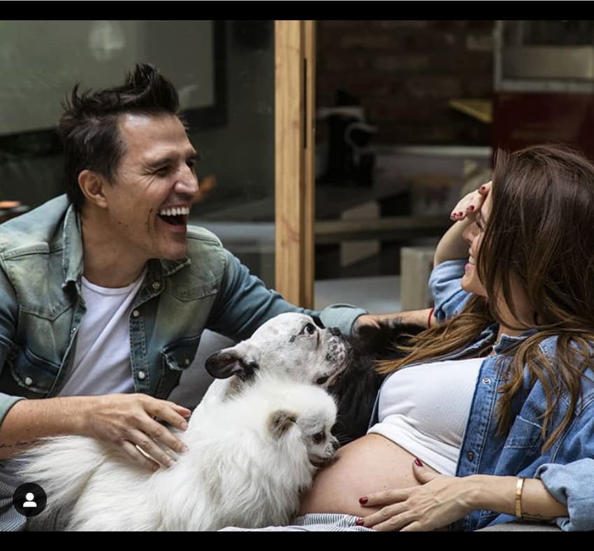 Claudia y Billy están contando los días para conocer a Kira, quien llega a completar su familia.