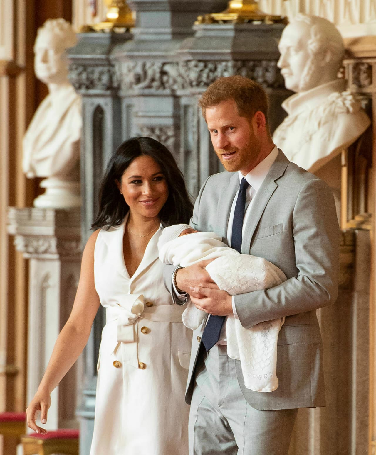 “Estamos complacidos de anunciar que Sus Altezas Reales, el Duque y la Duquesa de Sussex recibieron a su primogénito en las primeras horas de 6 de mayo del 2019. El hijo de Sus Altezas Reales pesó tres kilos 300 gramos. La Duquesa y el bebé se encuentran bien y saludables, y la pareja agradece a los miembros del público por compartir su emoción y por su apoyo durante este especial momento de sus vidas", indicaron.