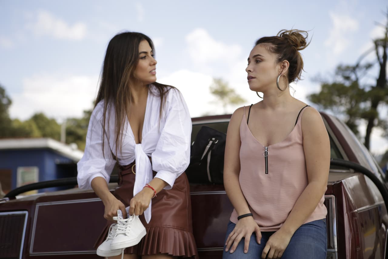 "Gina" (Tania Ruiz) y "Jessica" (Silvana Garriga) son dos viejas amigas que deciden hacer juntas un viaje por carretera a Morelia para revivir el pasado y ponerse al corriente con sus vidas.