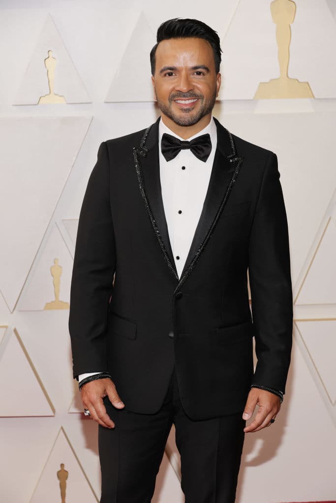Luis Fonsi también hizo acto de presencia en la alfombra roja de los premios Oscar al lucir un esmoquin negro