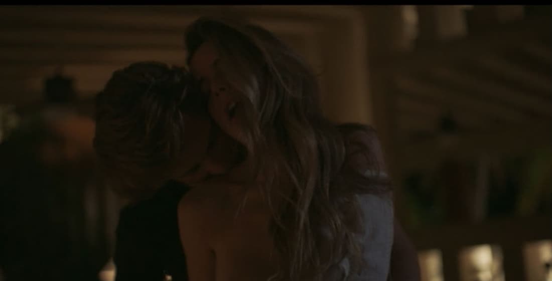 Camila Sodi protagonizó una secuencia muy ardiente en la ficción