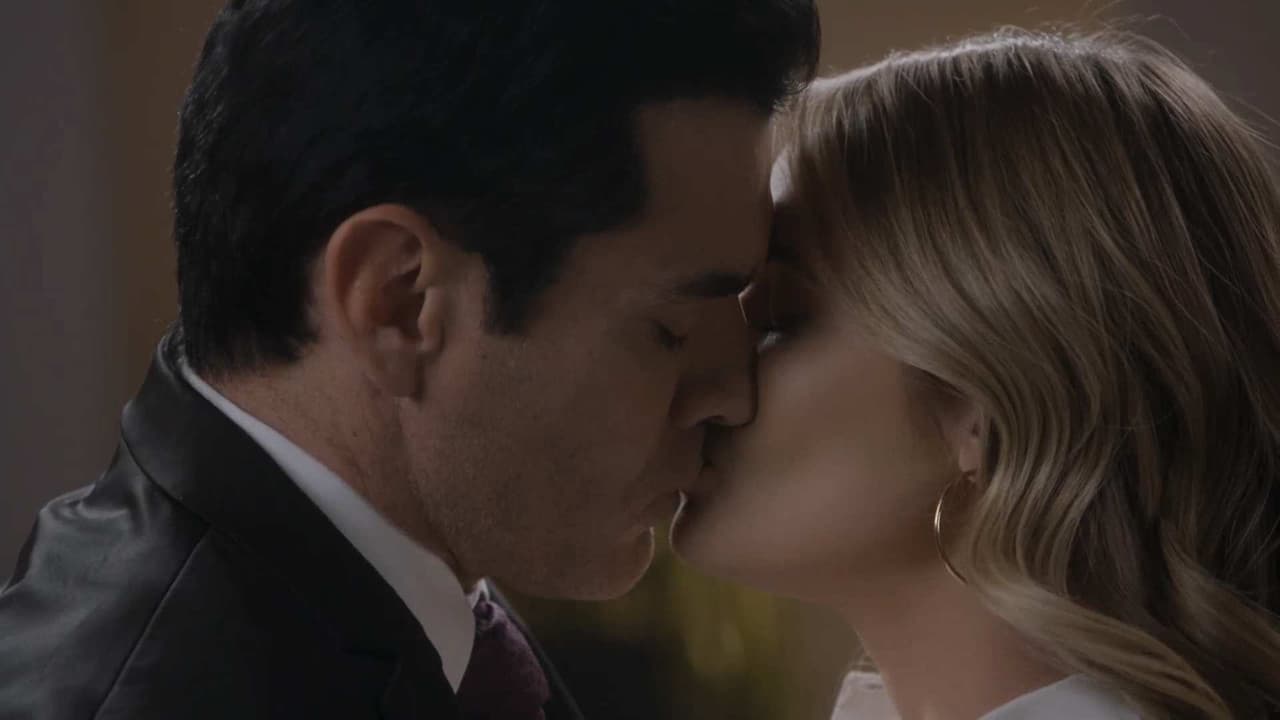 Por amar sin ley: ¡Ricardo y Sofía por fin se besan!