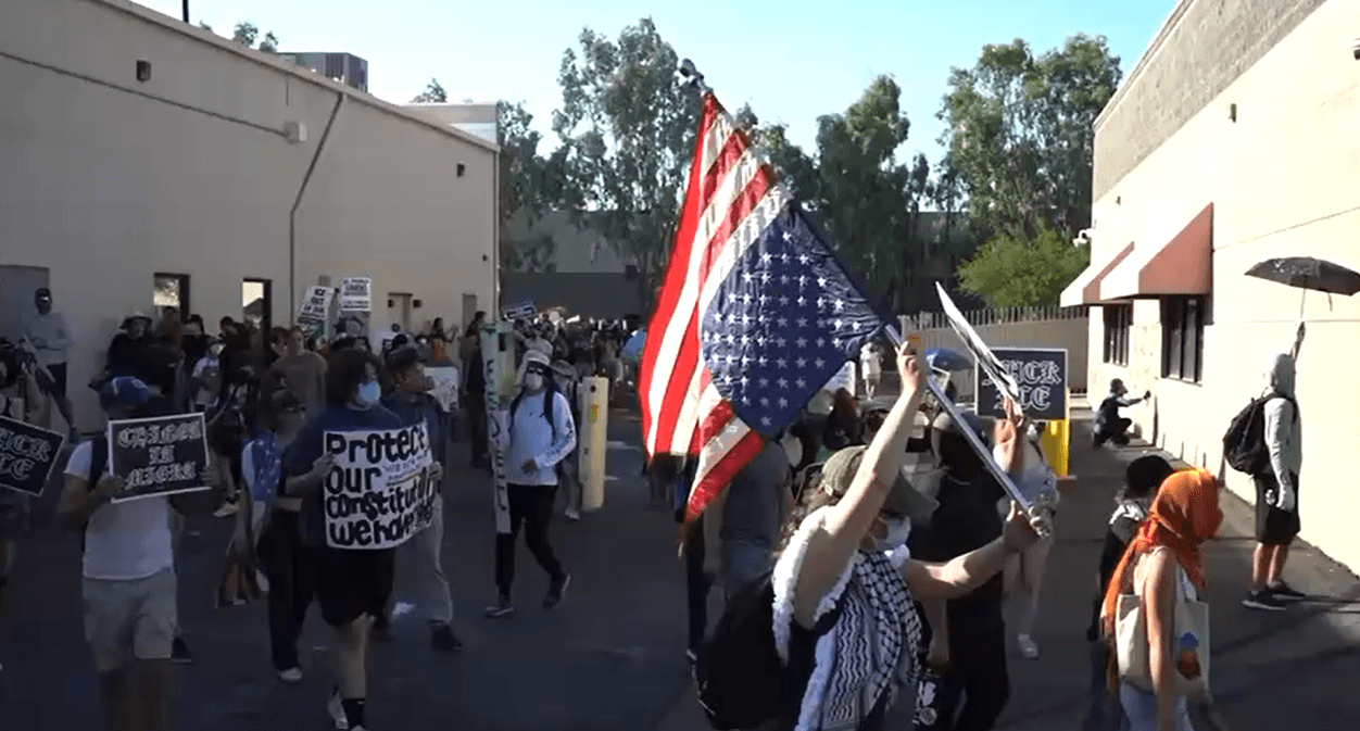 Imágenes: Protesta afuera de sede de ICE en Tucson termina en enfrentamiento