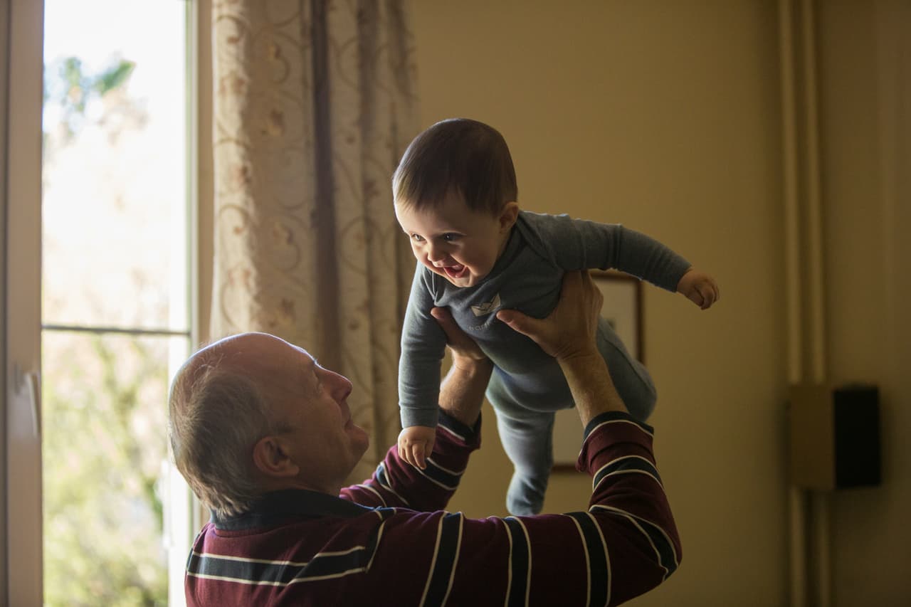 abuelo con su nieto