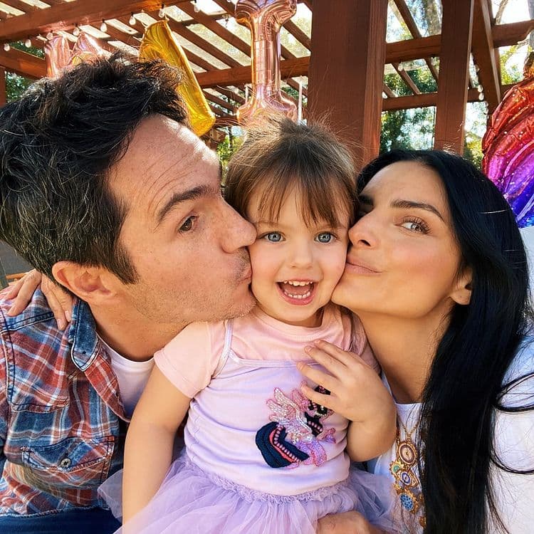 Mauricio Ochmann celebra el cumpleaños de Aislinn Derbez con tiernas mañanitas acompañado de Kailani