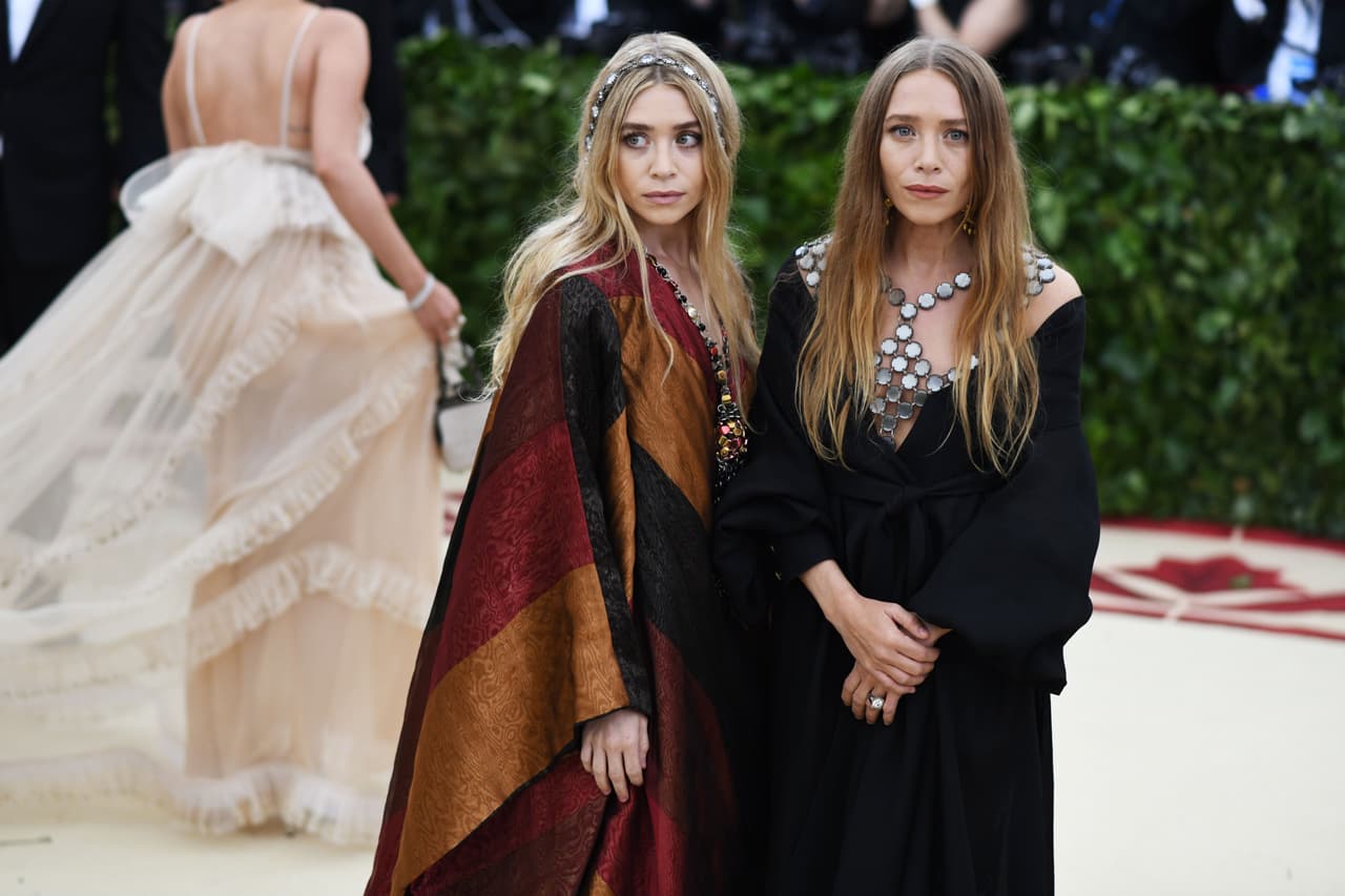 Las gemelas Mary-Kate Olsen y Ashley Olsen fueron fieles a su estilo boho.