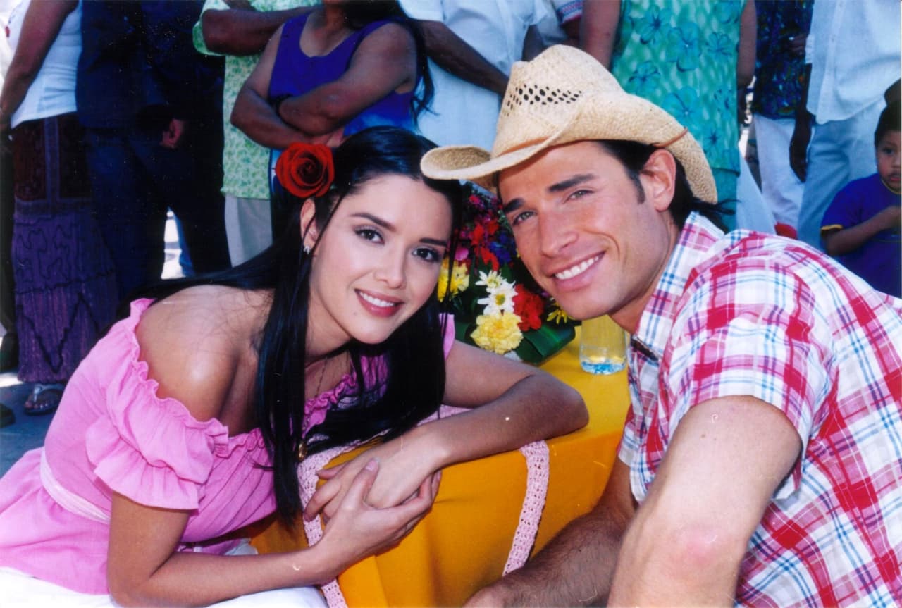 En ‘Contra viento y marea’ (2005), el actor compartió el protagónico con Marlene Favela, en cuya historia el personaje de Ernersto D’Alessio, ‘Eduardo’, intenta separarlos.