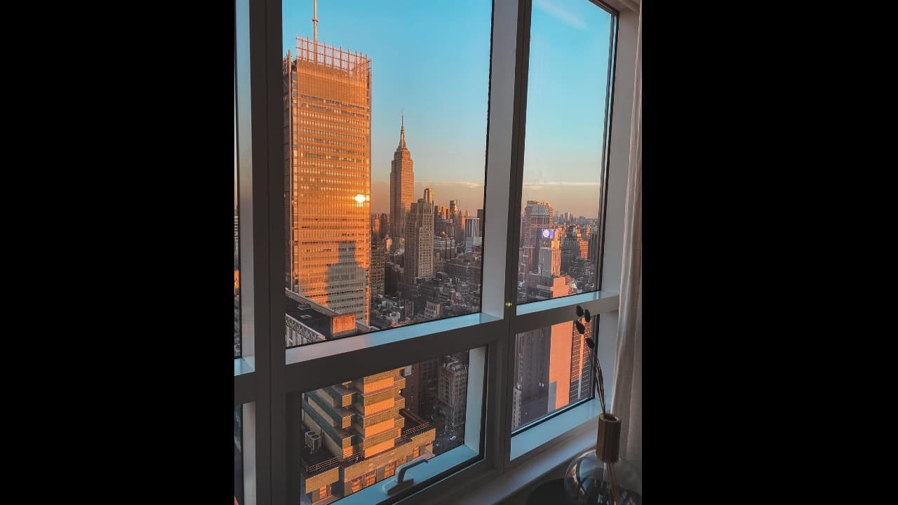 Fue a través de su cuenta oficial de Instagram que la originaria de Rusia compartió una serie de fotografías en las que dejó ver que tiene una vista privilegiada de la ciudad, en la que se aprecia a la perfección varios rascacielos.