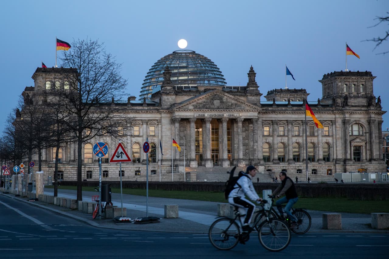 Supermoon brilla sobre el edificio del Reichstag el 7 de abril de 2020 en Berlín, Alemania.
