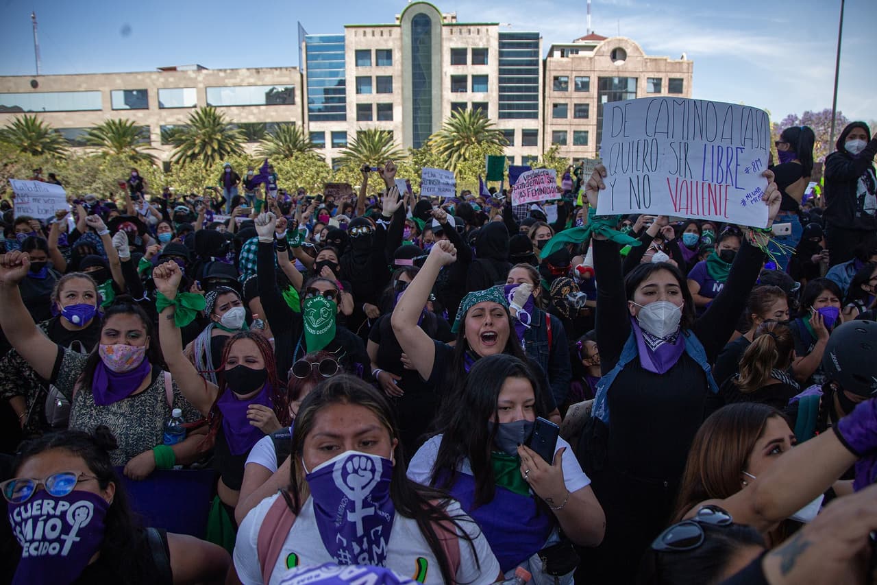 Miles de mujeres se manifestaron en la Ciudad de México en contra de la violencia de género en medio de las medidas sanitarias necesarias para evitar la propagación del Covid-19.