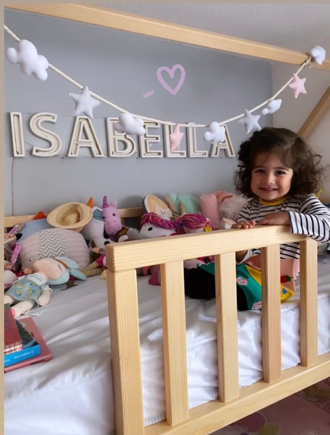 En el tour que la actriz hizo también aparece la cama de la pequeña, la cual es una litera y está adornada con tiernos motivos como nubes, estrellas y corazones.