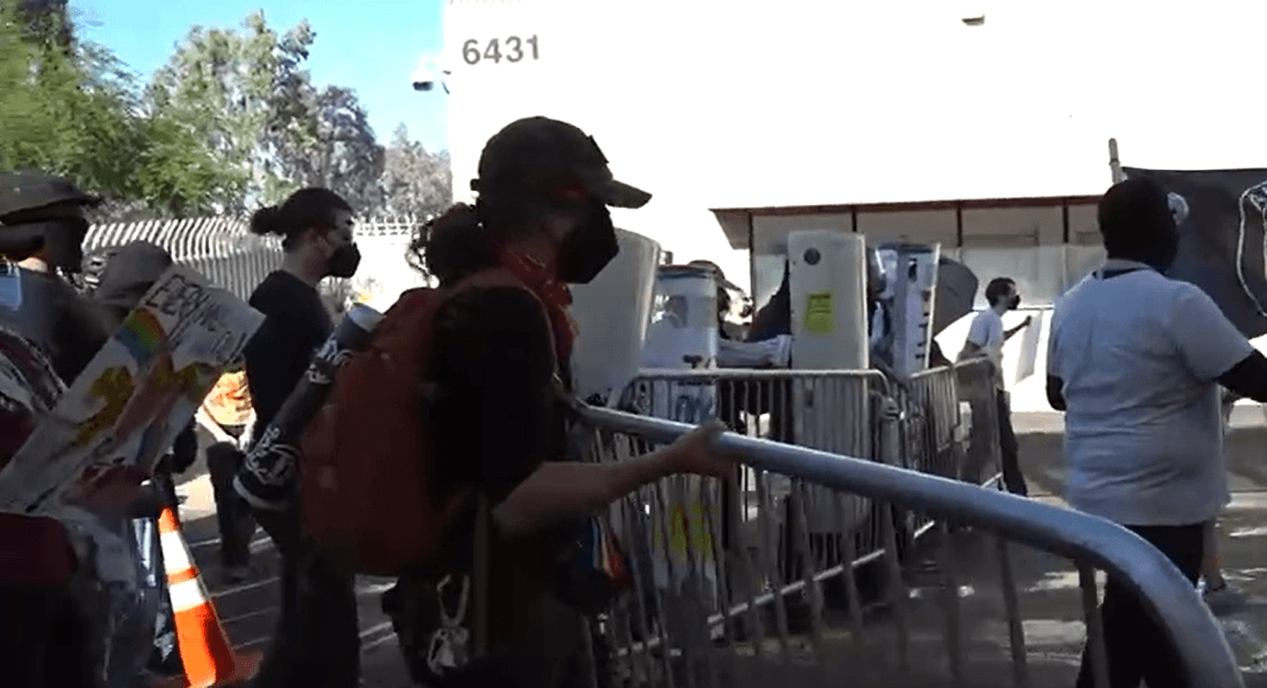 Imágenes: Protesta afuera de sede de ICE en Tucson termina en enfrentamiento