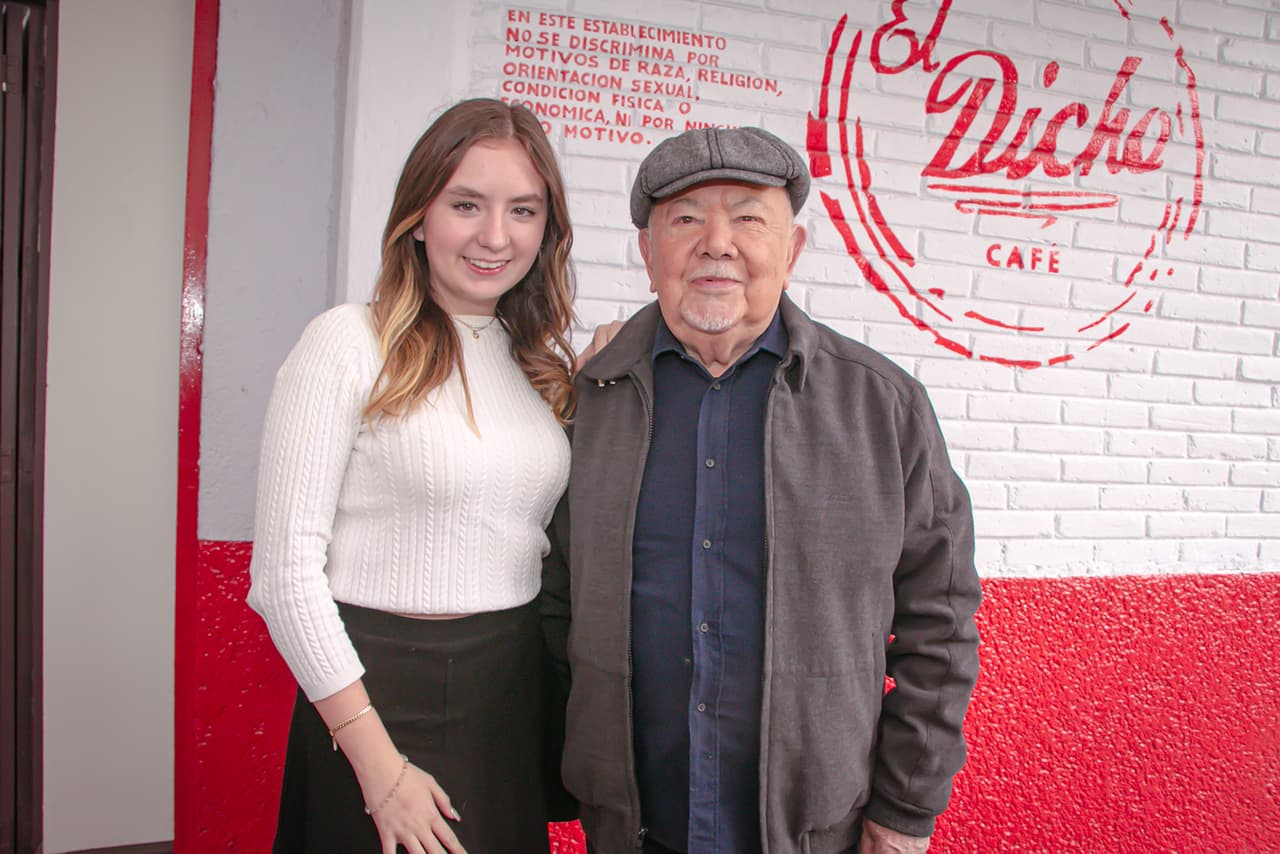 El primer actor también celebró con pastel y las tradicionales 'Mañanitas'.