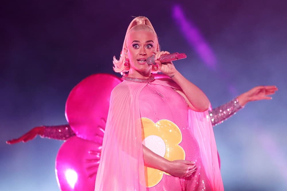 En marzo pasado, Katy Perry anunció en su nuevo video ‘Never Worn White’ que estaba embarazada y mediante un en vivo en Instagram compartió algunos detalles de su próxima maternidad. “Este verano van a suceder muchas cosas. No solo voy a dar a luz, literalmente, y también en el sentido figurado, a algo que llevan esperando mucho tiempo”, indicó.