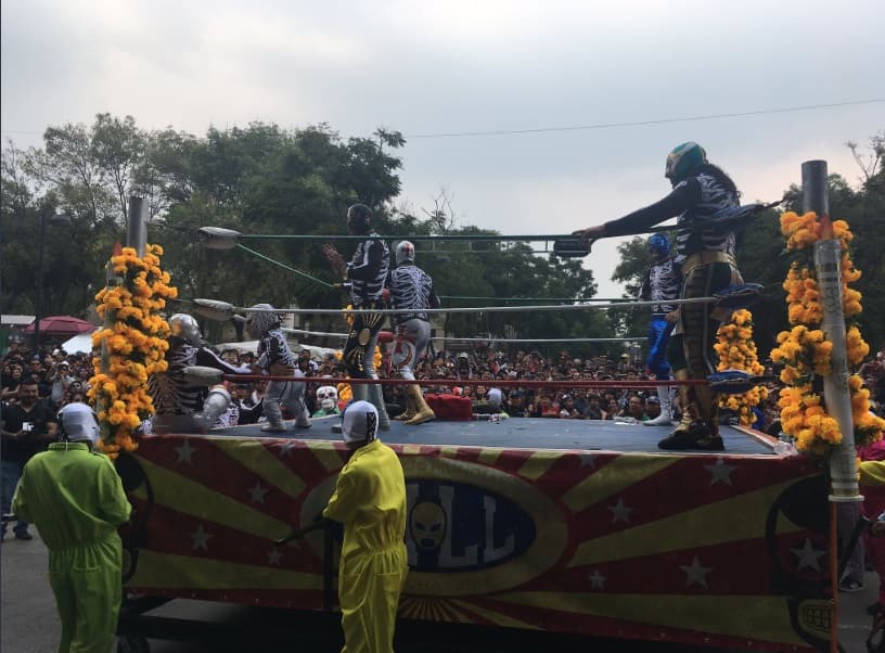 Los luchadores se hacen presentes en el Desfile Internacional de Día de Muertos.
