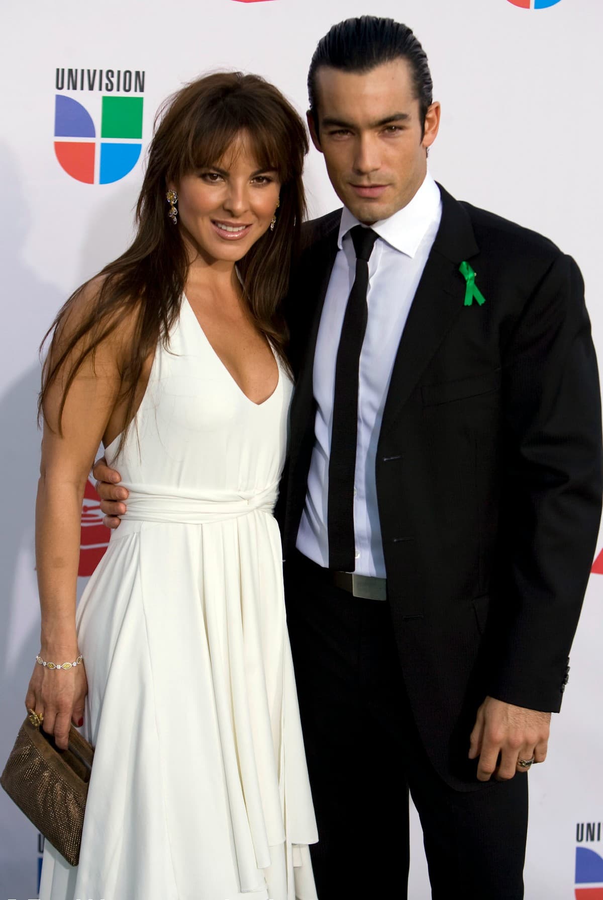 Cupido flechó a Kate Del Castillo y Aarón Díaz durante el rodaje de la película ‘Amas de casa’, donde, curiosamente, también eran pareja. Su relación fue tan en serio que se casaron en 2009 sin importar que ella fuera 9 años más grande que él. Su matrimonio culminó en 2011.