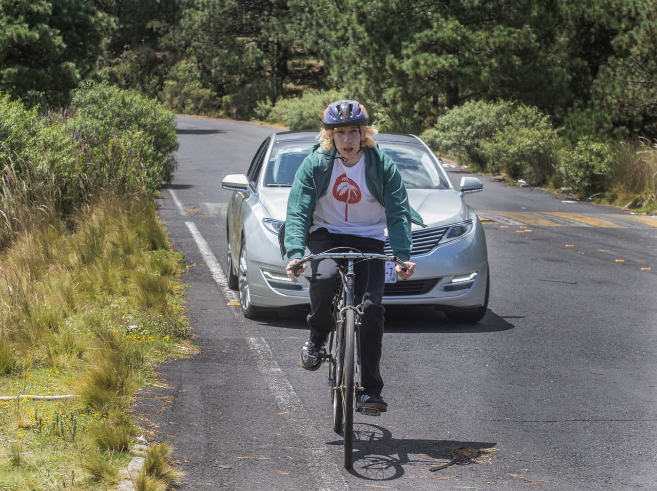 Por andar tomando, 'Sabina' no ve al ciclista en la carretera y sufre un percance.
