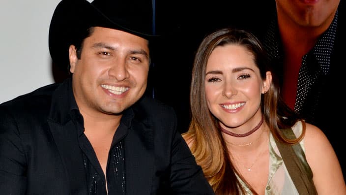 Ariadne Díaz junto a Julión Álvarez y los Cardenales de Nuevo León