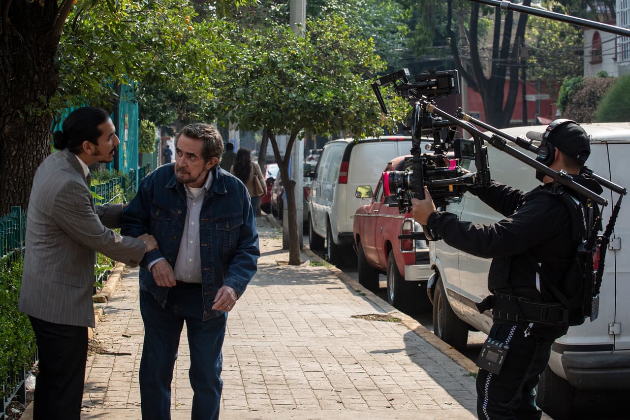 Aquí vemos al elenco detrás de cámaras grabando la escena.