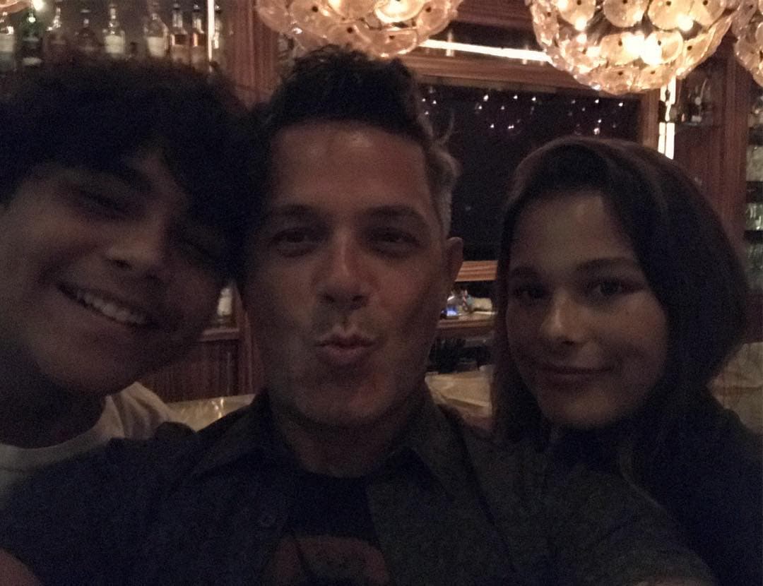 Sanz tiene otros dos hijos, Manuela y Alexander, fruto de sus relaciones pasadas, situación que no incomodó a Perera, ya que tiene una buena convivencia con ellos.