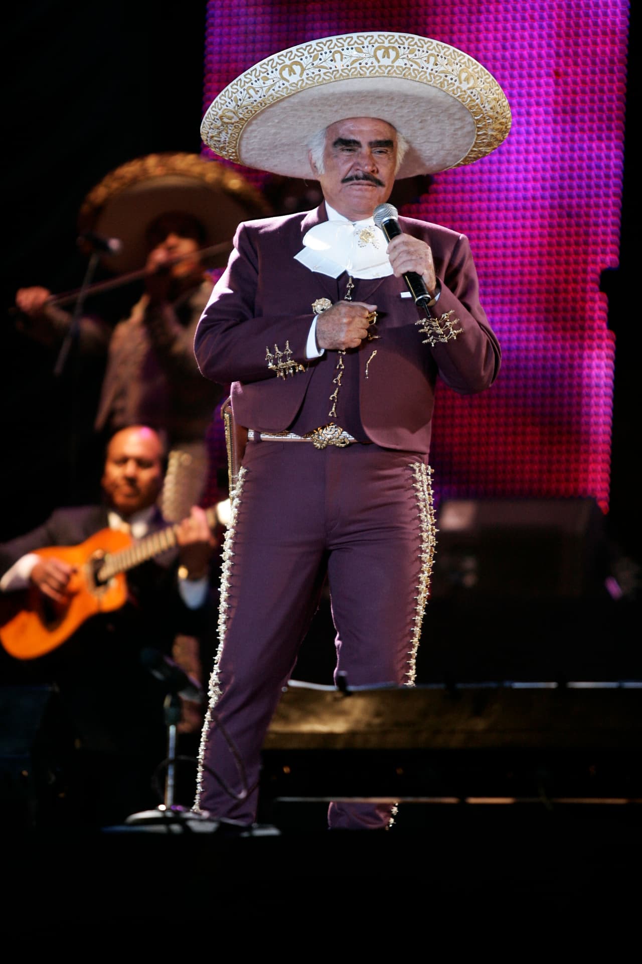 Hijo de Vicente Fernández lanza fuerte mensaje y sorprende con conmovedora noticia del estado de su papá