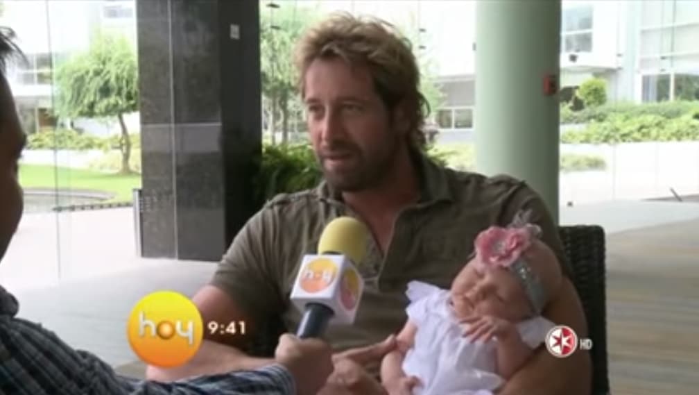 "Les presento a Alexa Miranda, nuestra nueva bebecita, yo lo he comentado en diversas ocasiones que en el día duerme plácidamente, le puede pasar un tren encima y no se despierta, y bueno en las noches ahí te platico cómo nos va, está juguetona, está risueña, no duerme en toda la noche, pero bueno, la verdad es que estamos felices, es un angelito y bueno, pues nos ha traído mucha alegría y mucha armonía en la casa”, expresó el actor.
