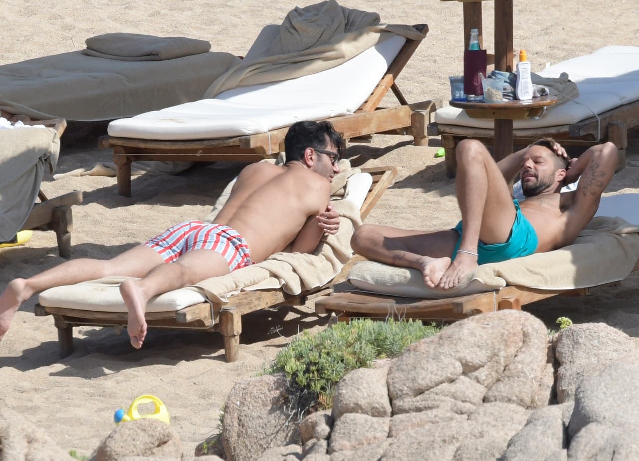 La feliz pareja de esposos está de lo más enamorada.
