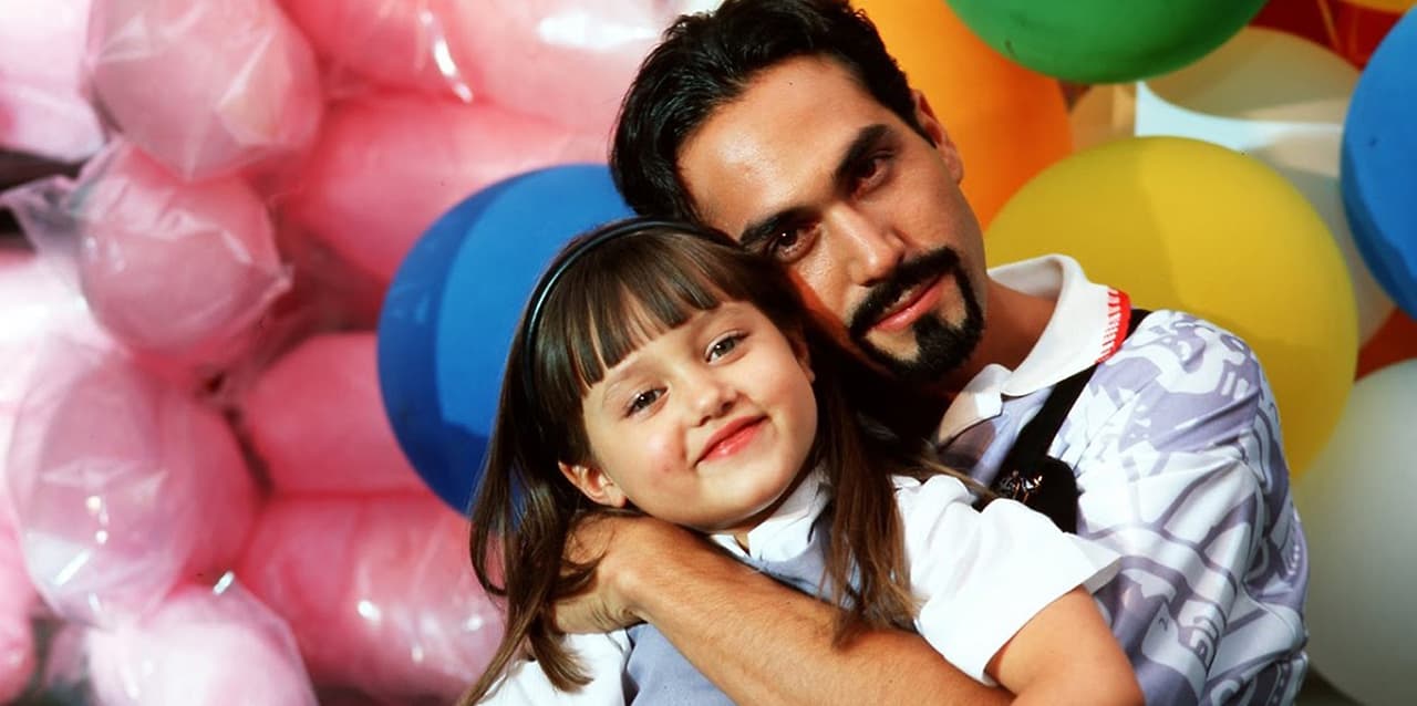 ‘Gotita de amor’ era la historia de ‘Chabelita’, una niña que creció en un orfanato y que emprende una aventura al conocer el paradero de su padre biológico, encarnado por Alejandro Ibarra.
