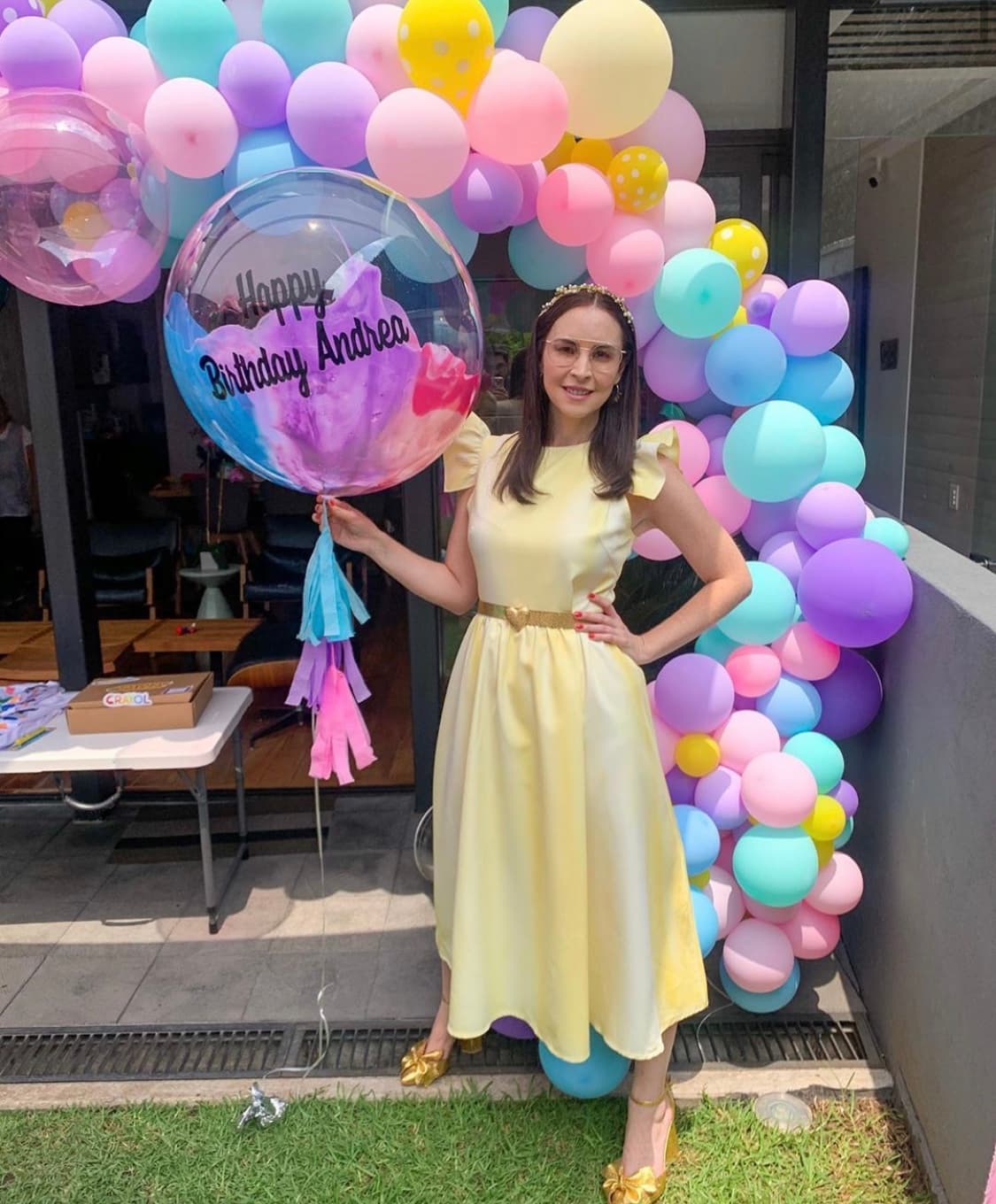 La actriz eligió un vestido amarillo pastel que empataba a la perfección con el tono de los globos que vestían el espacio.