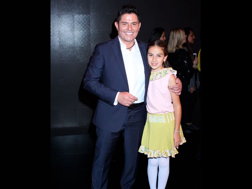 Acompañado por su herosa hija, Ernesto se mostró muy agradecido por la oportunidad de participar en esta serie y contento de regresar a Televisa.