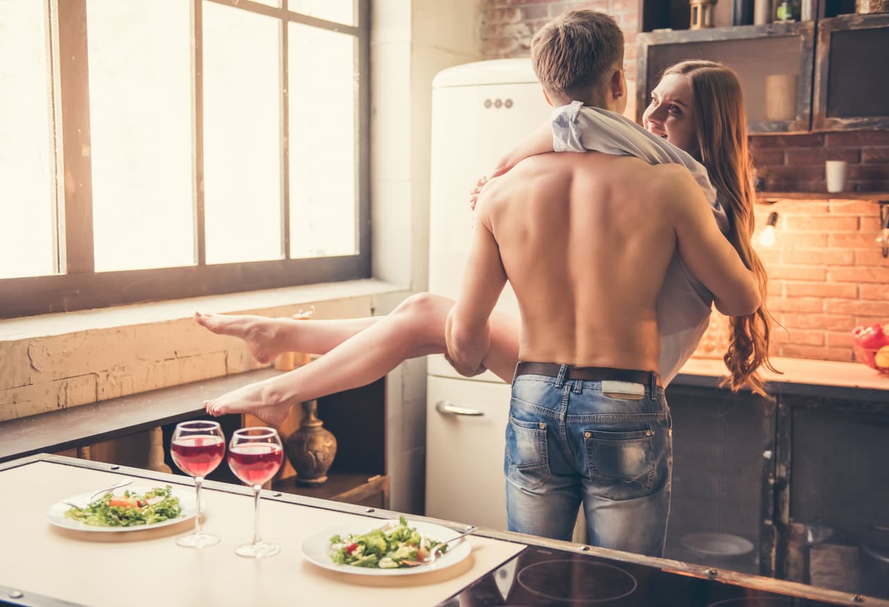 Cocina. No hay mejor idea que intentar preparar la cena y terminar con una buena sesión de sexo.