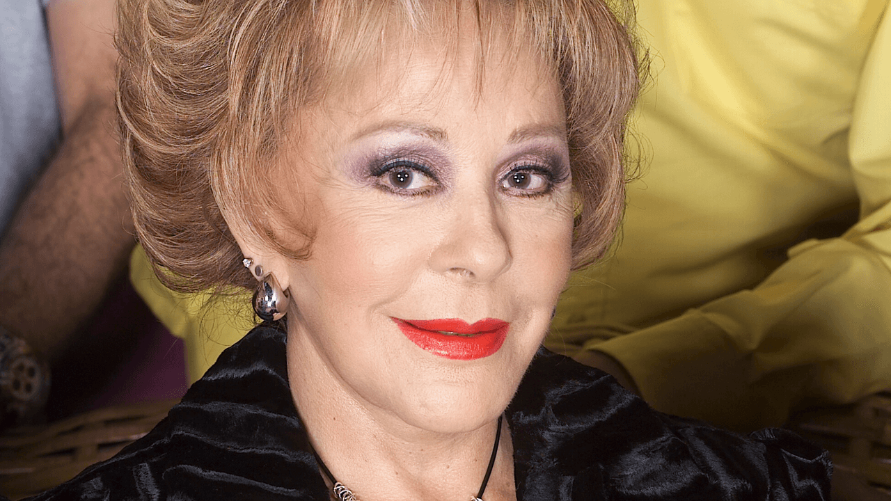Con canciones y porras, así despiden a Silvia Pinal en el Palacio de Bellas Artes