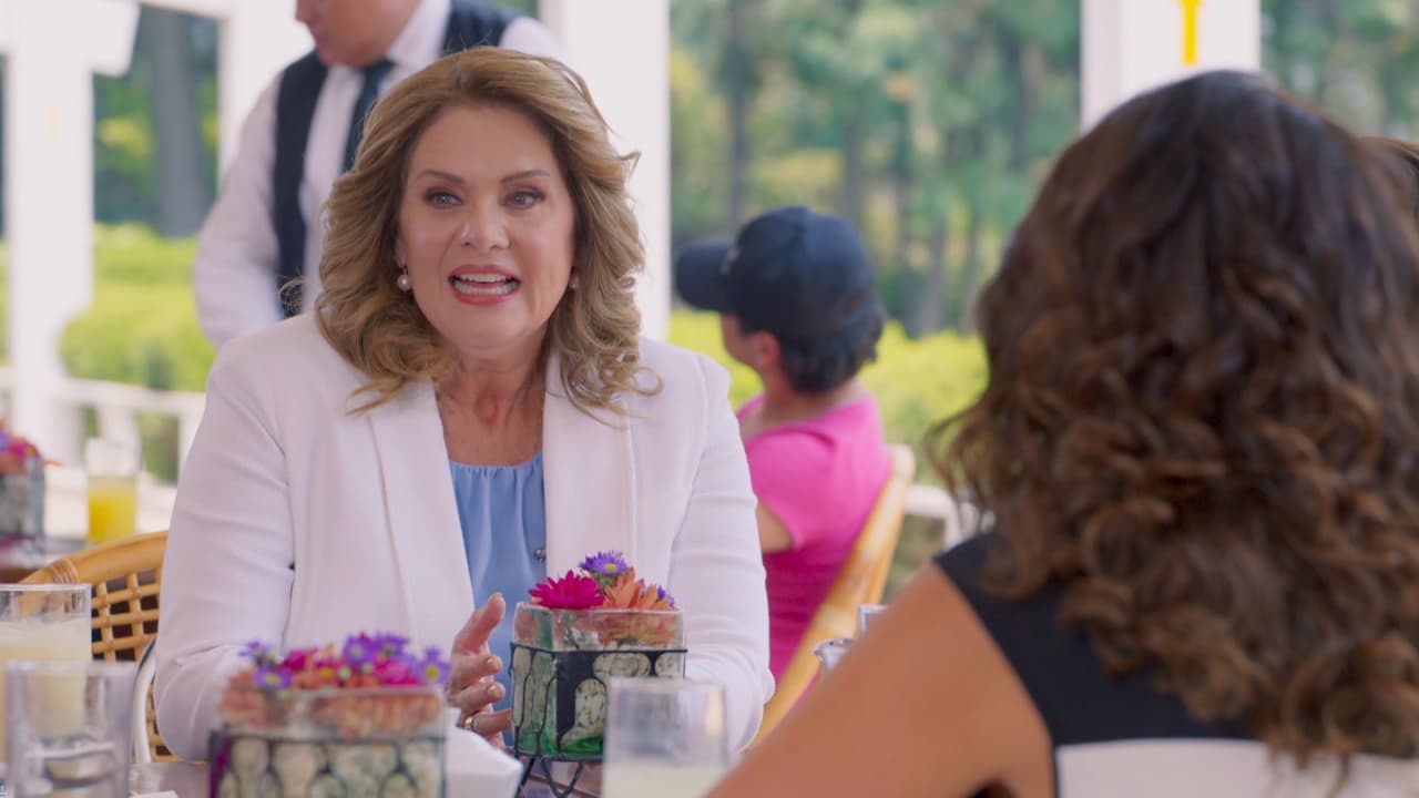 1. 'Carmen' es una mujer muy expresiva y se emociona cuando se le ocurren grandes ideas para obras benéficas. Claro, rodeada de la crema y nata de Puebla.