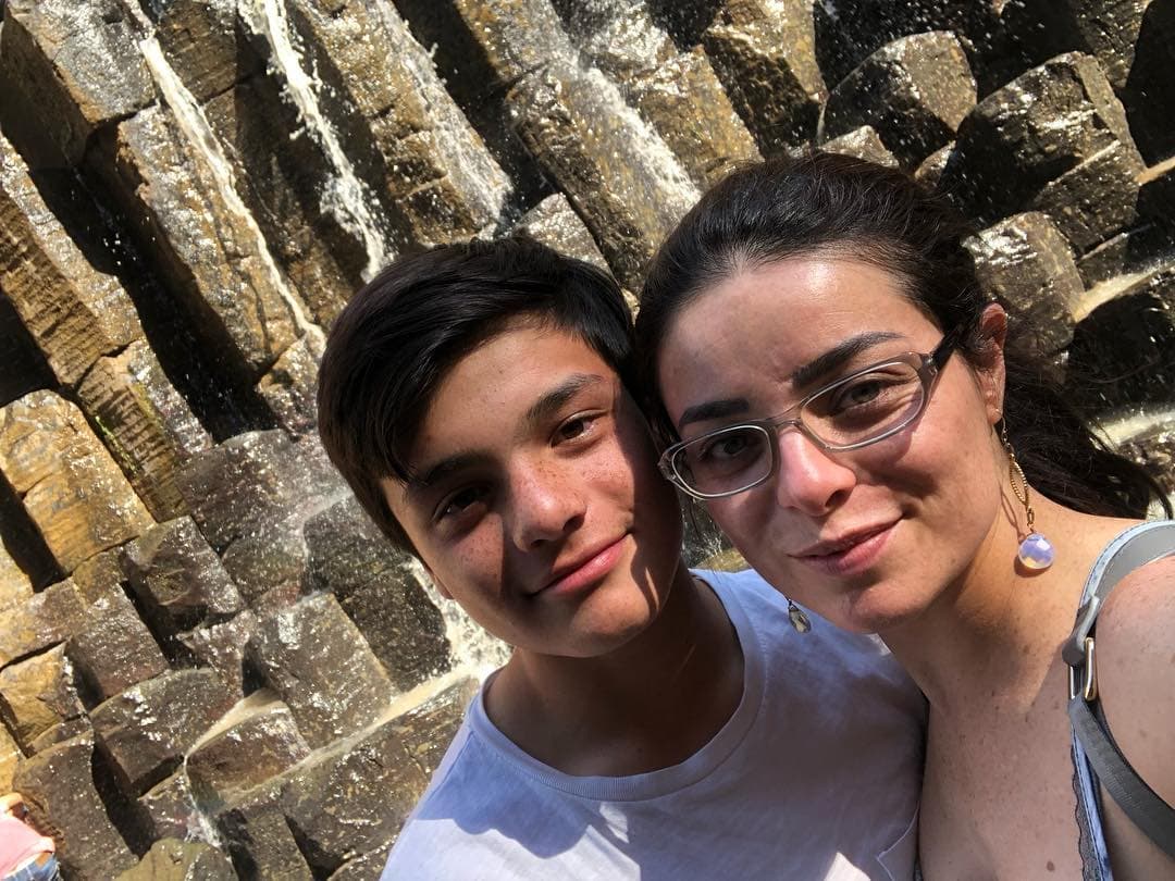 A pesar de que Violeta Isfel es reservada con su vida personal, constantemente comparte fotos junto a su hijo en redes sociales.