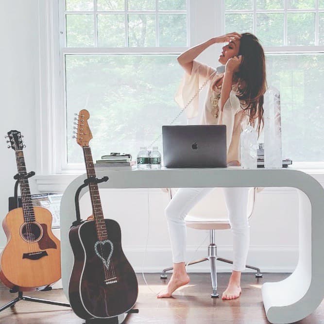 En redes sociales, Thalía ha detallado que está feliz con el lugar con el que cuenta para realizar sus composiciones y canciones.