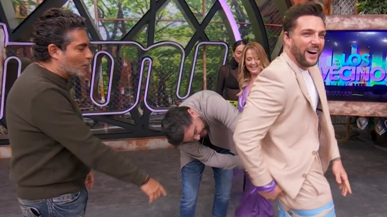 Nicola Porcella termina con el pantalón ROTO durante el juego 'Los Vecinos'