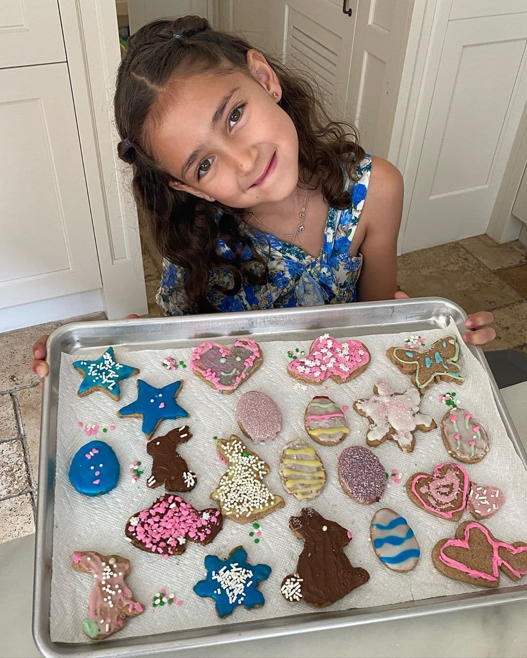Jacqueline Bracamontes ayudó a su hija Jacky a cocinar unas ricas galletas decoradas de color para la Pascua.