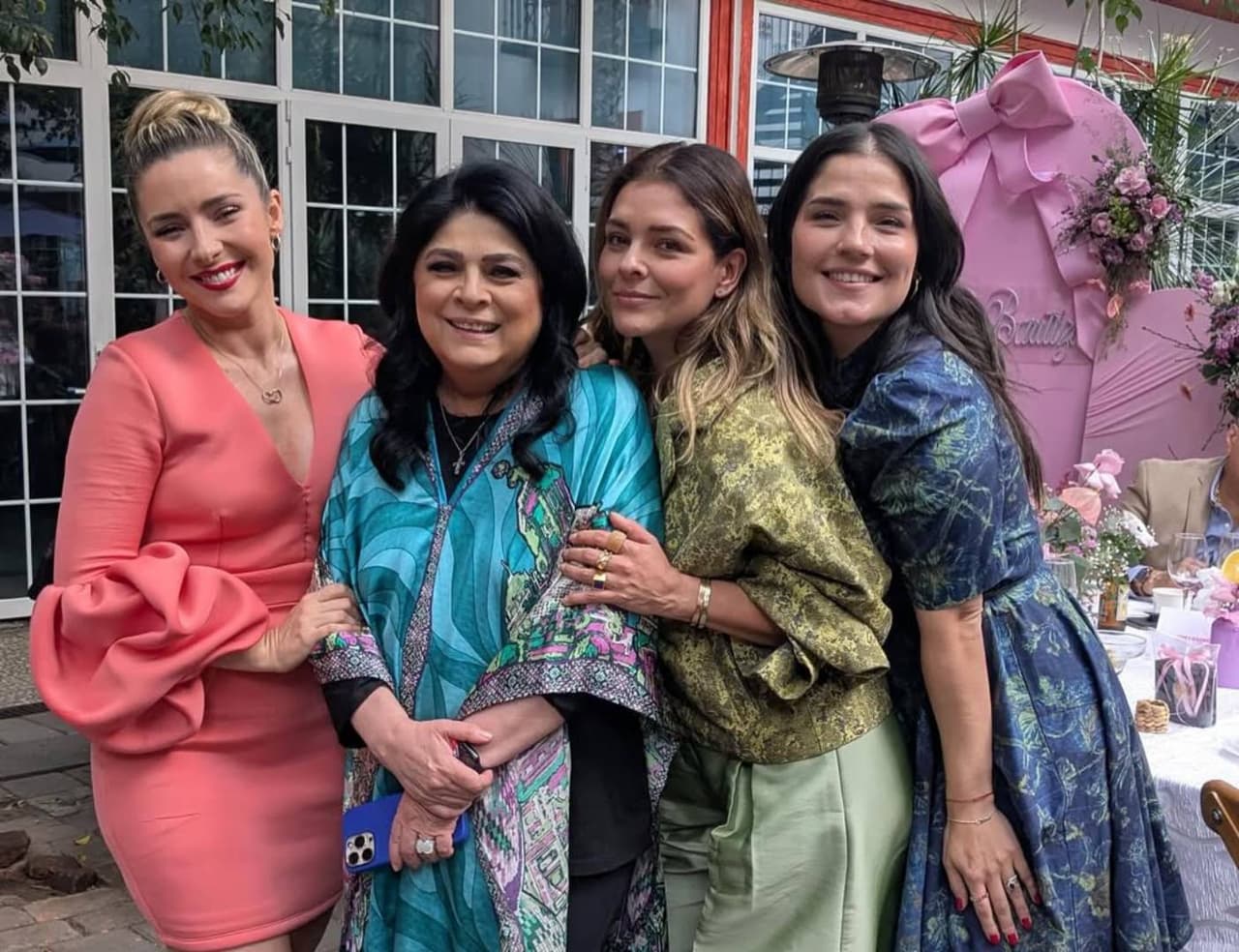 Victoria Ruffo en el bautizo de su nieta Tessa.