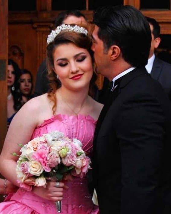 El ahora actor estuvo casado con la cantante Alicia Villarreal de 1998 a 2001 y como producto de ese amor nació su hija Melenie Aidée Carmona Villareal, con quien tiene una excelente relación, la cual presumen en redes sociales.