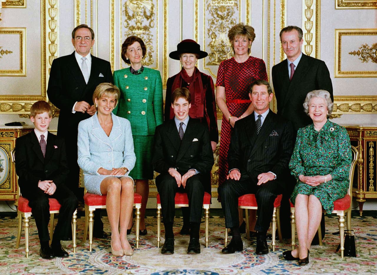 Para la confirmación del príncipe William en la Capilla de San Jorge, la Reina usó un modelo verde (un color que normalmente refleja armonía) de mangas largas y discretos tacones negros, en compañía de su familia, en marzo de 1997. De acuerdo con Univisión, "los colores fuertes que usaba en su sombrero, sus abrigos y sus trajes de faldas rectas lograban que ella siguiera siendo la más visible y reconocible de todo el grupo".