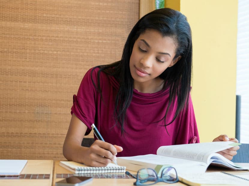 Libra. Son el primer lugar en clase, pero no sociabilizan demasiado, pues prefieren quedarse en casa para estudiar y mejorar cada día. Su diversión es estudiar y leer.