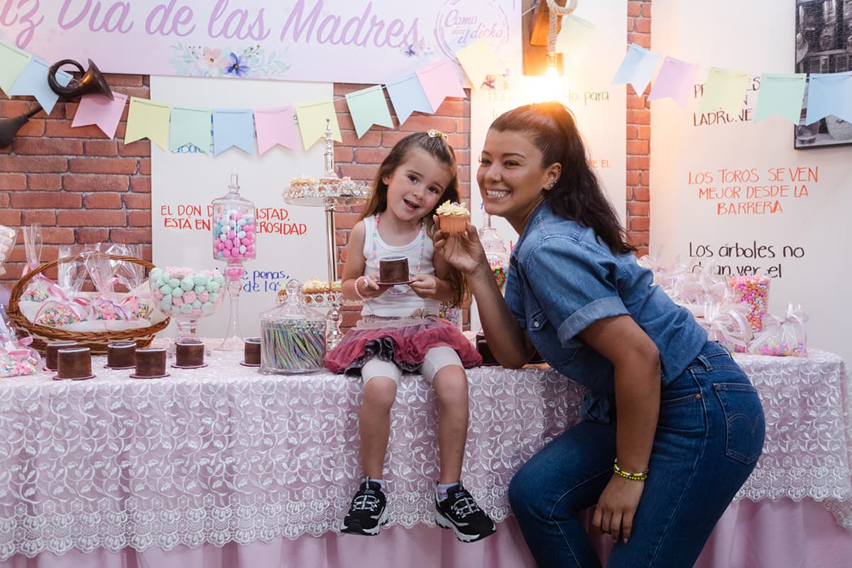Gabriela Zamora fue acompañada de su pequeña.
