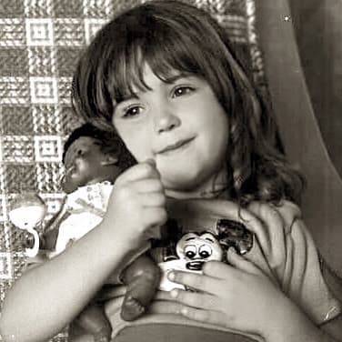 Andrea Legarreta nació el 12 de julio de 1971 en la ciudad de México, y desde muy pequeña entró al mundo del espectáculo, ya que a los 8 años comenzó a estudiar actuación en el Centro de Capacitación Artística de Televisa (CEA).