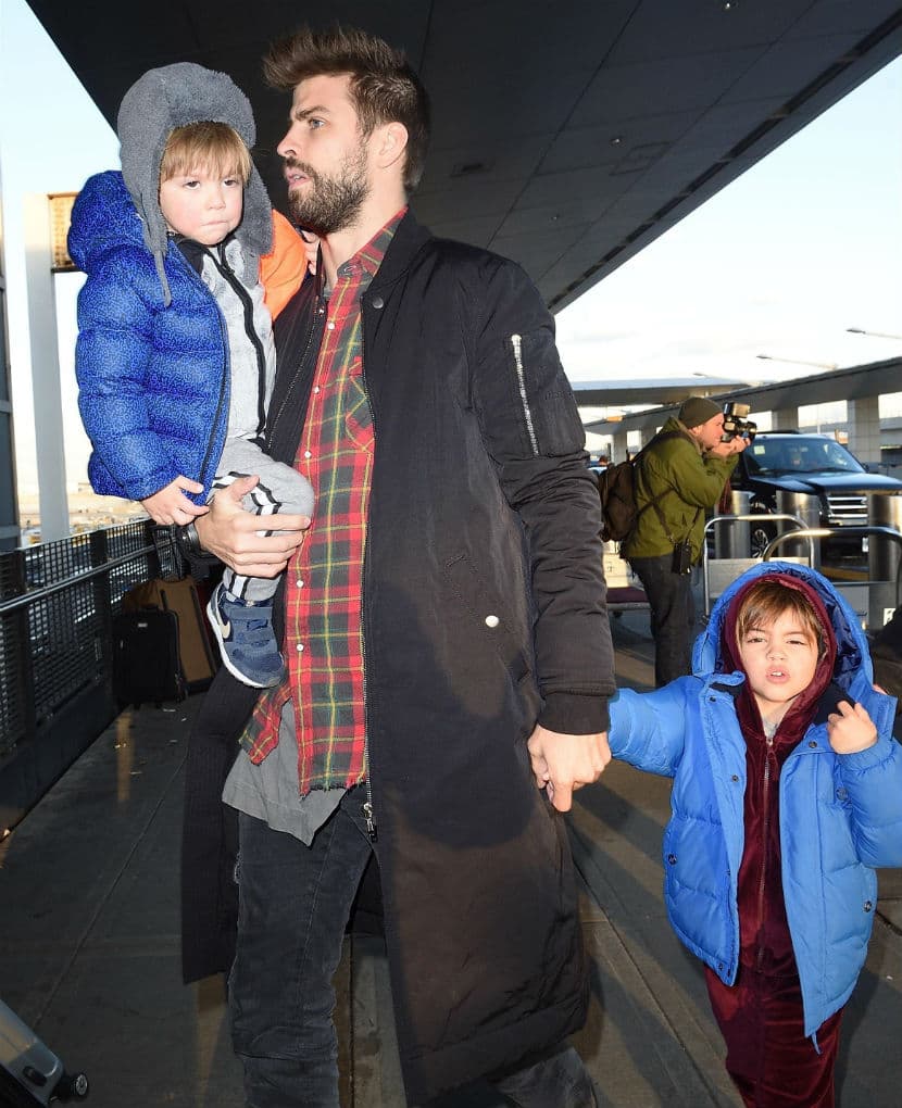 Gerard Piqué con sus hijos Sasha en brazos y Milan de la mano