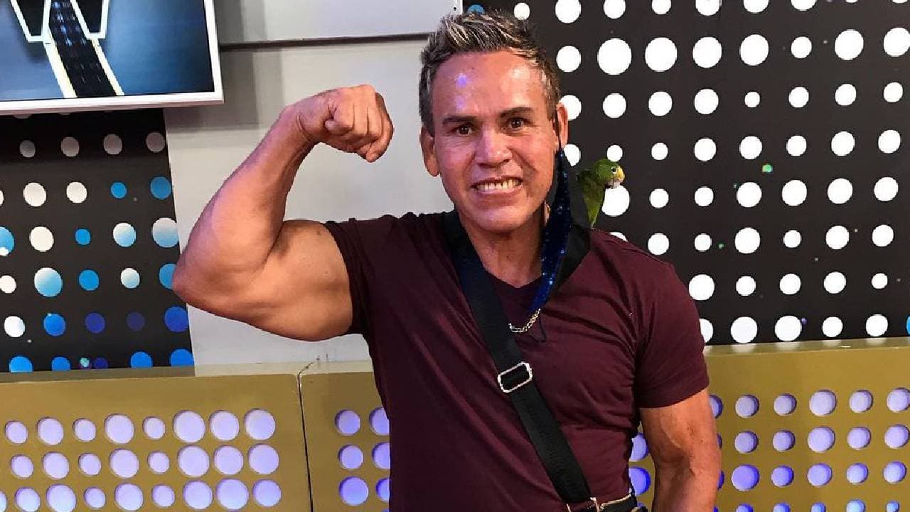 Atropellan a famoso conductor y comediante: revelan en video el trágico accidente que lo mandó al hospital 