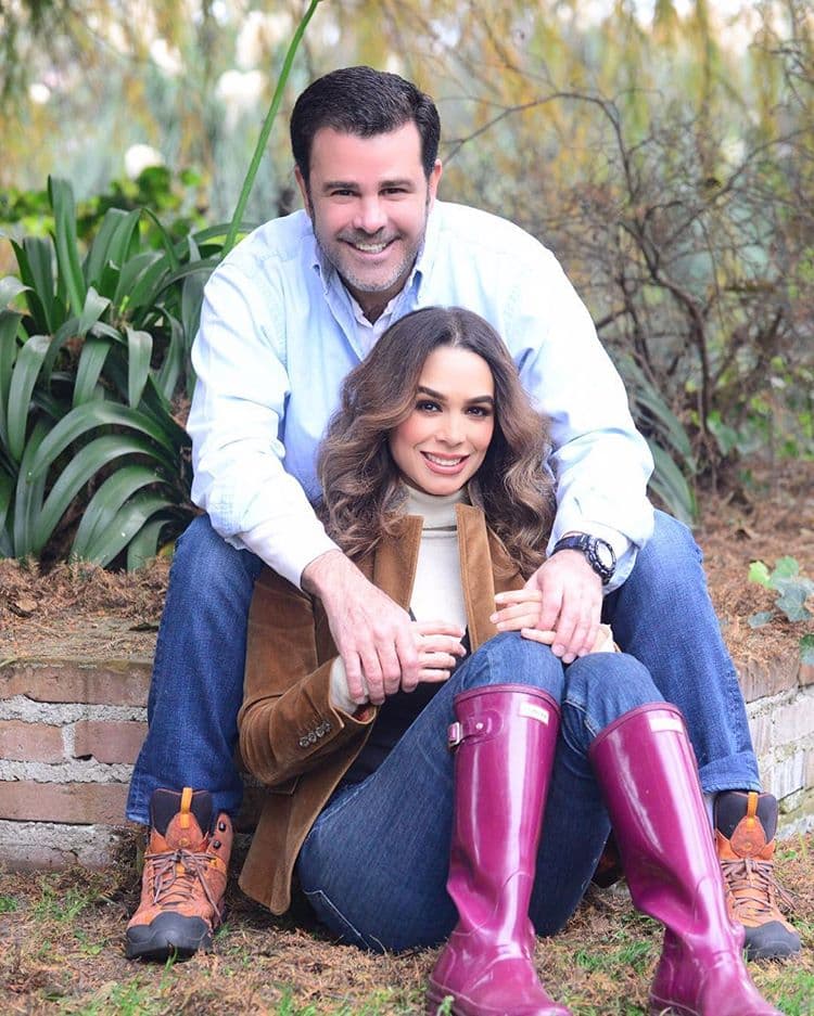 La historia de amor llegó a uno de los momentos cumbres cuando el 5 de julio de 1994, Biby Gaytán y Eduardo Capetillo se casaron y se juraron amor eterno durante la primera boda que se televisó en México.