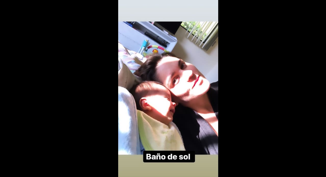 La actriz compartió con sus seguidores en redes sociales una tierna foto junto a su bebé, quien está por cumplir 3 meses de vida.