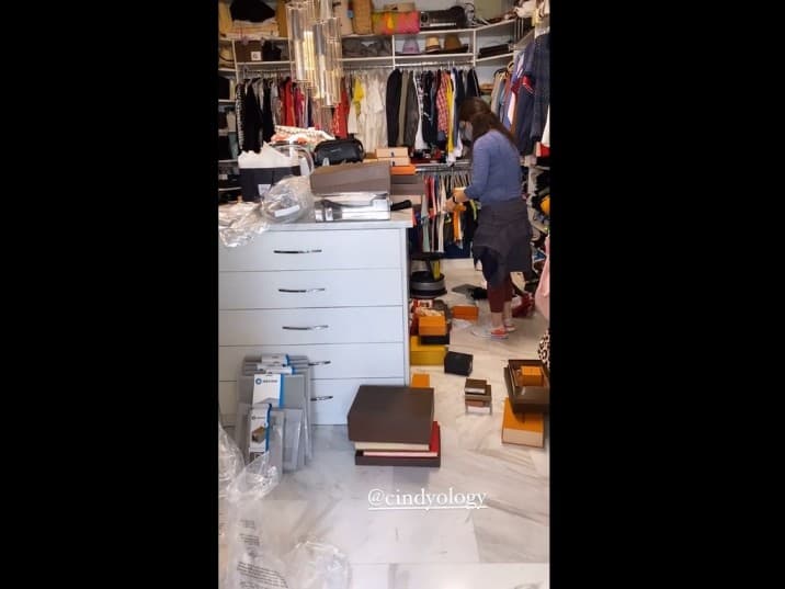 Recientemente, Adamari López se volvió tendencia por dejar ver el vestidor que tiene en su casa de Miami, el cual está decorado en tonalidades blancas y cuenta con una isla para accesorios.