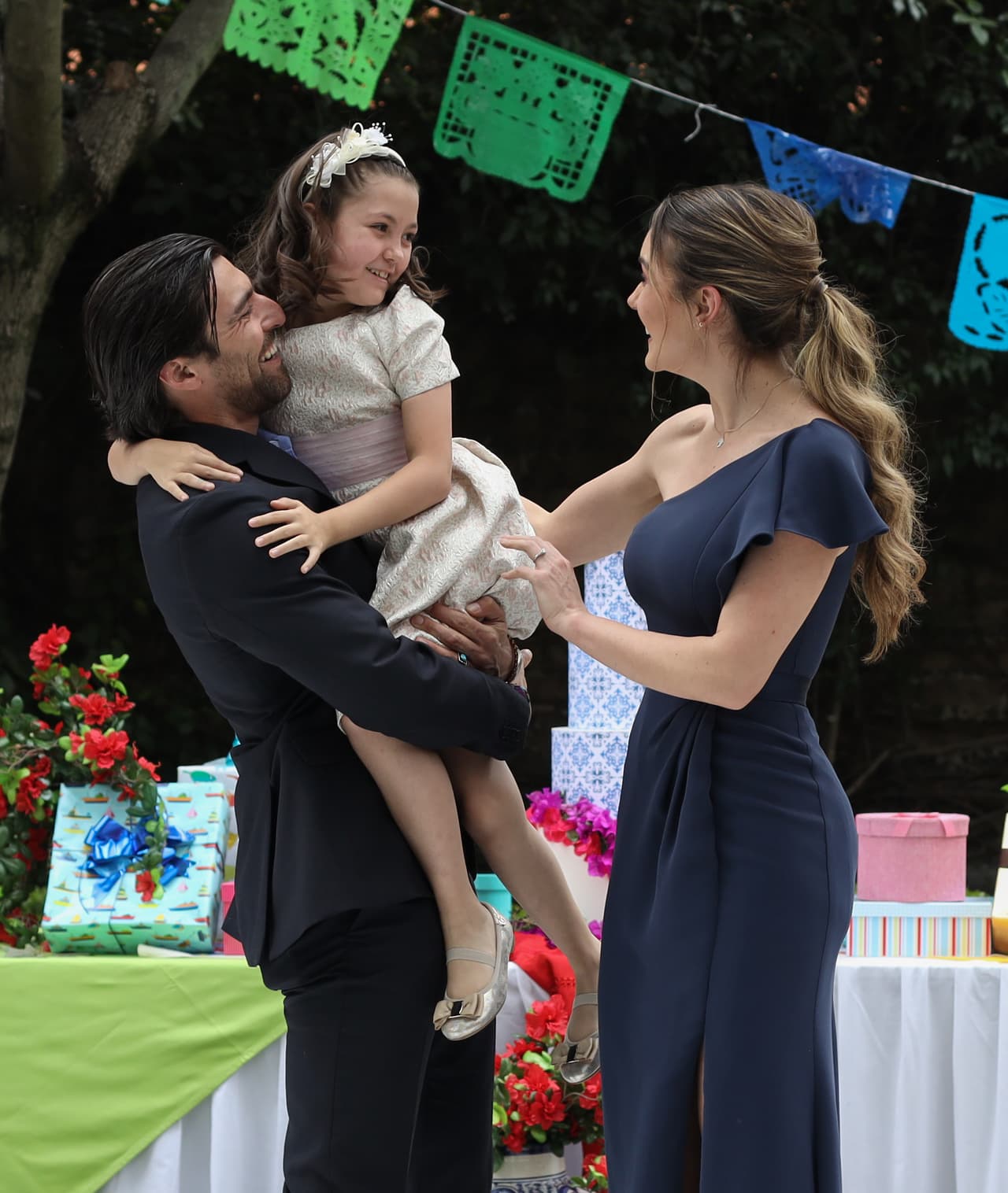 Obvio la pequeña 'Mina' fue la más feliz con saber que tendría un 'carnalito' o 'carnalita', como ella misma dijo.