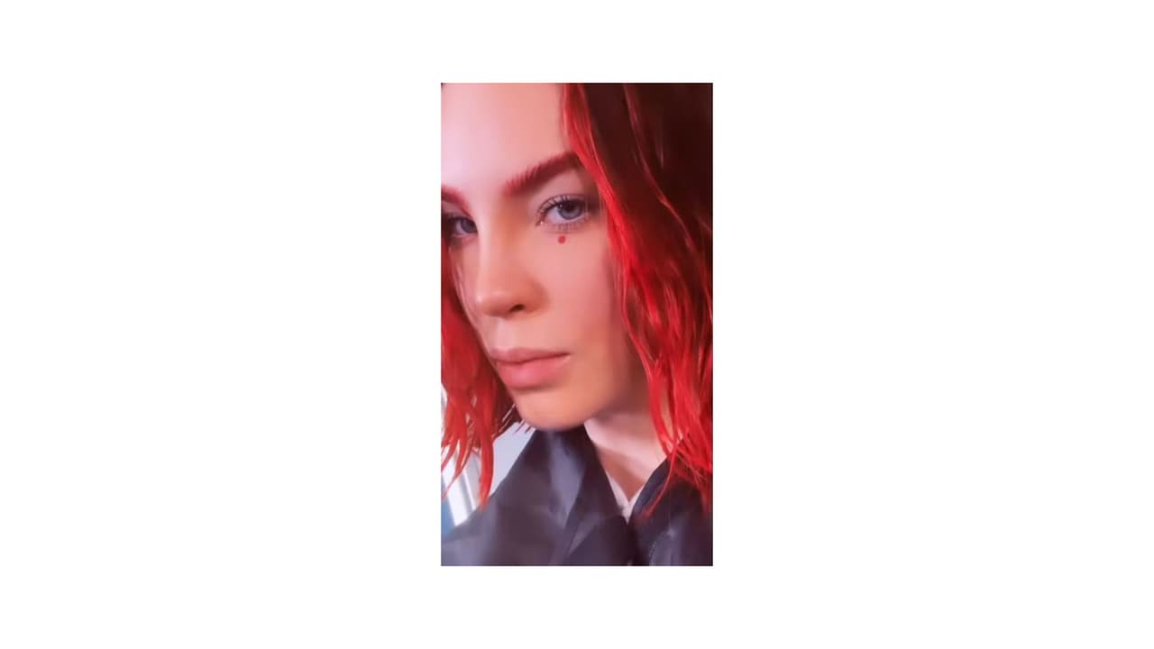 Belinda estrena nuevo look: ahora es pelirroja.